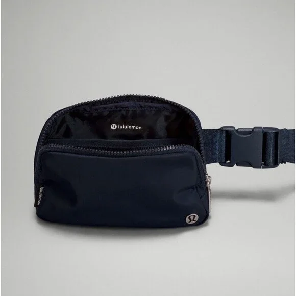 Lululemon Everywhere Belt Bag 1L with Logo Strap Black NWT - Picture 9 of 9